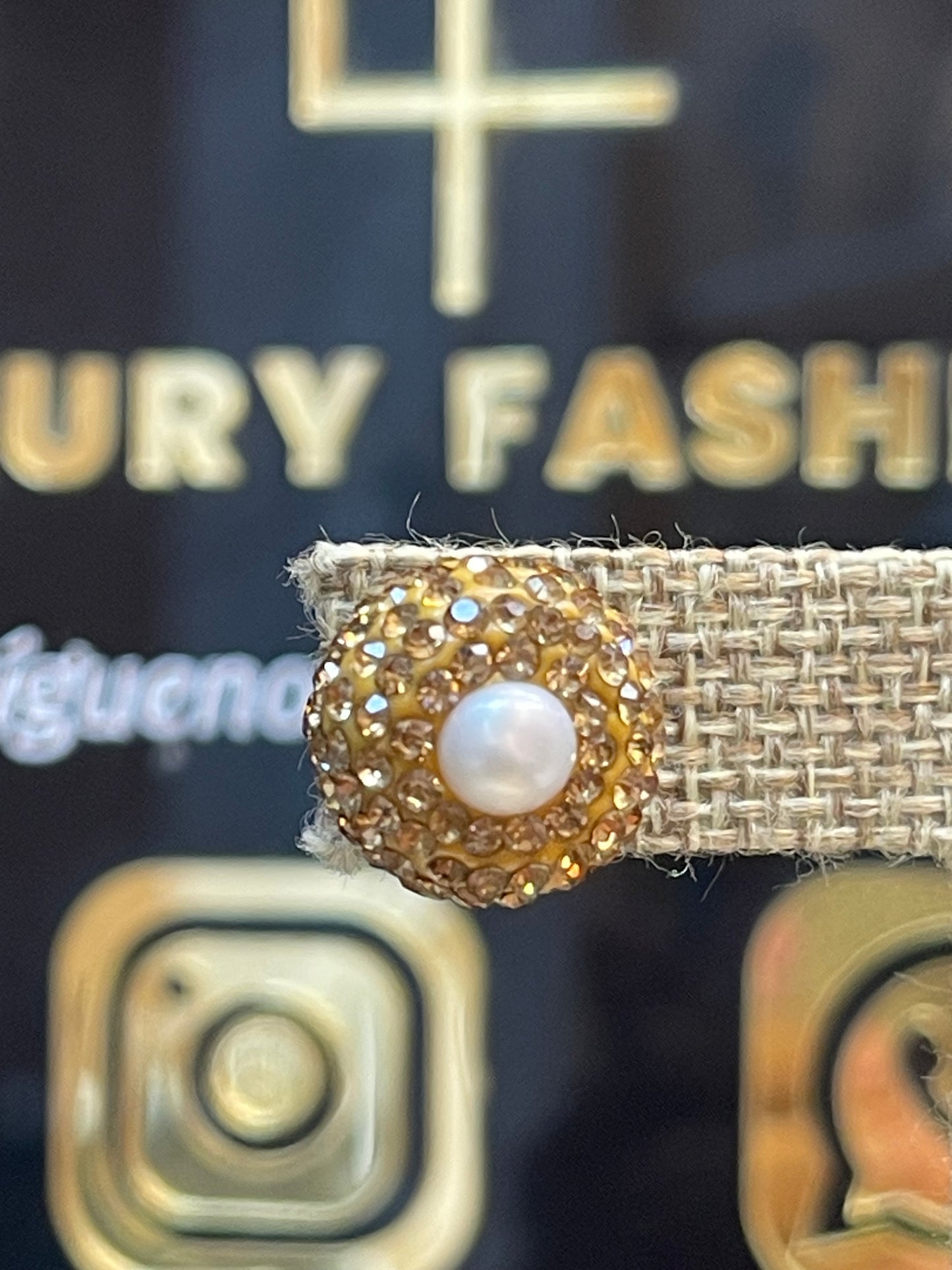 Aretes Luxury Fashion