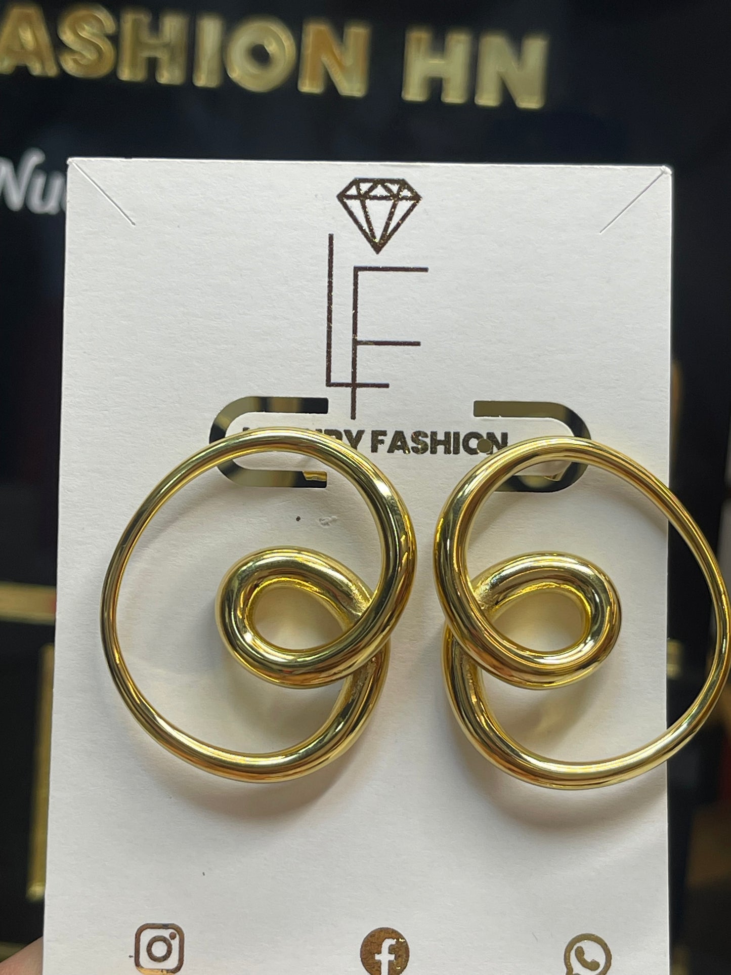 Aretes Luxury Fashion