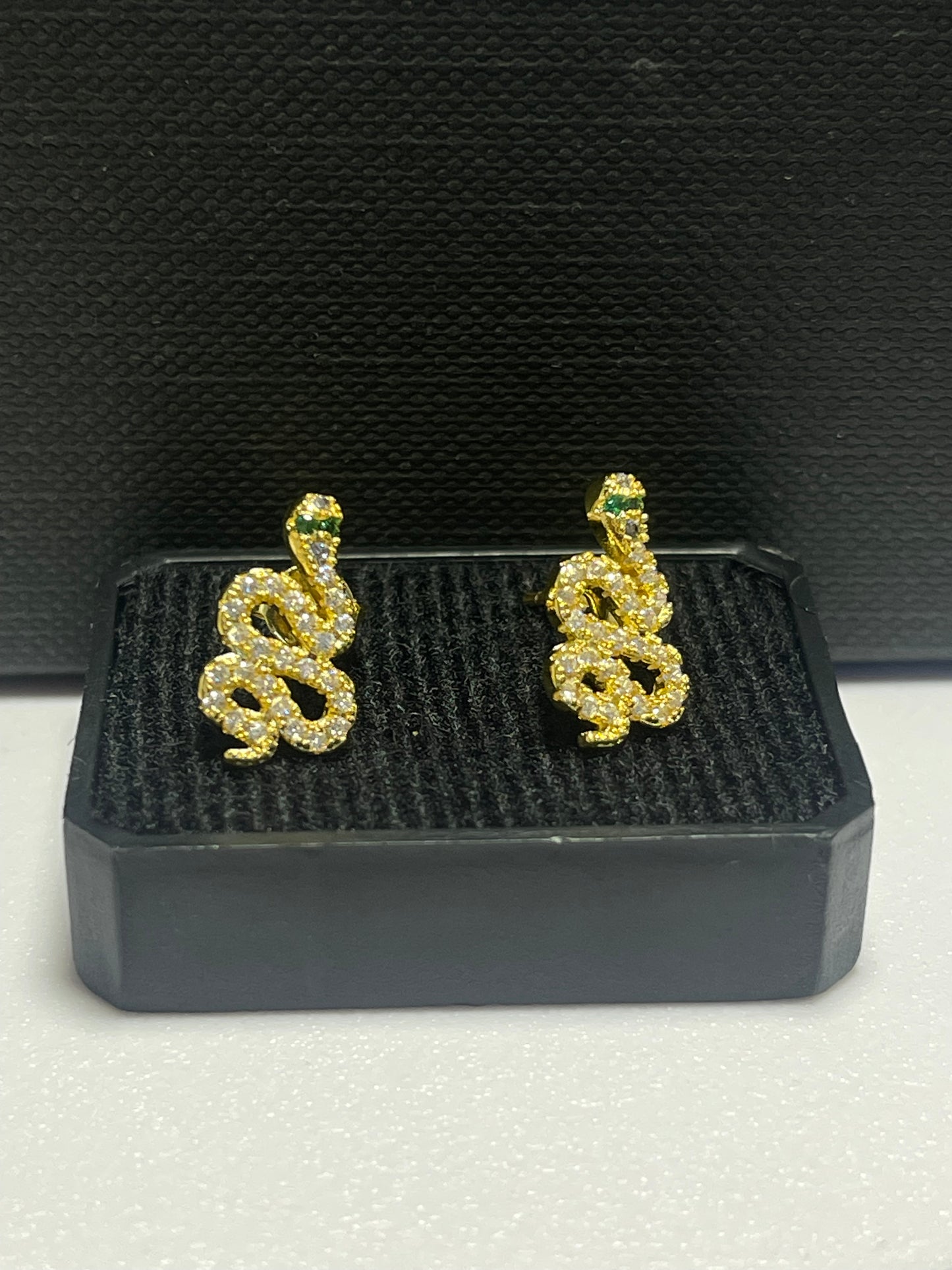 Aretes Luxury Fashion