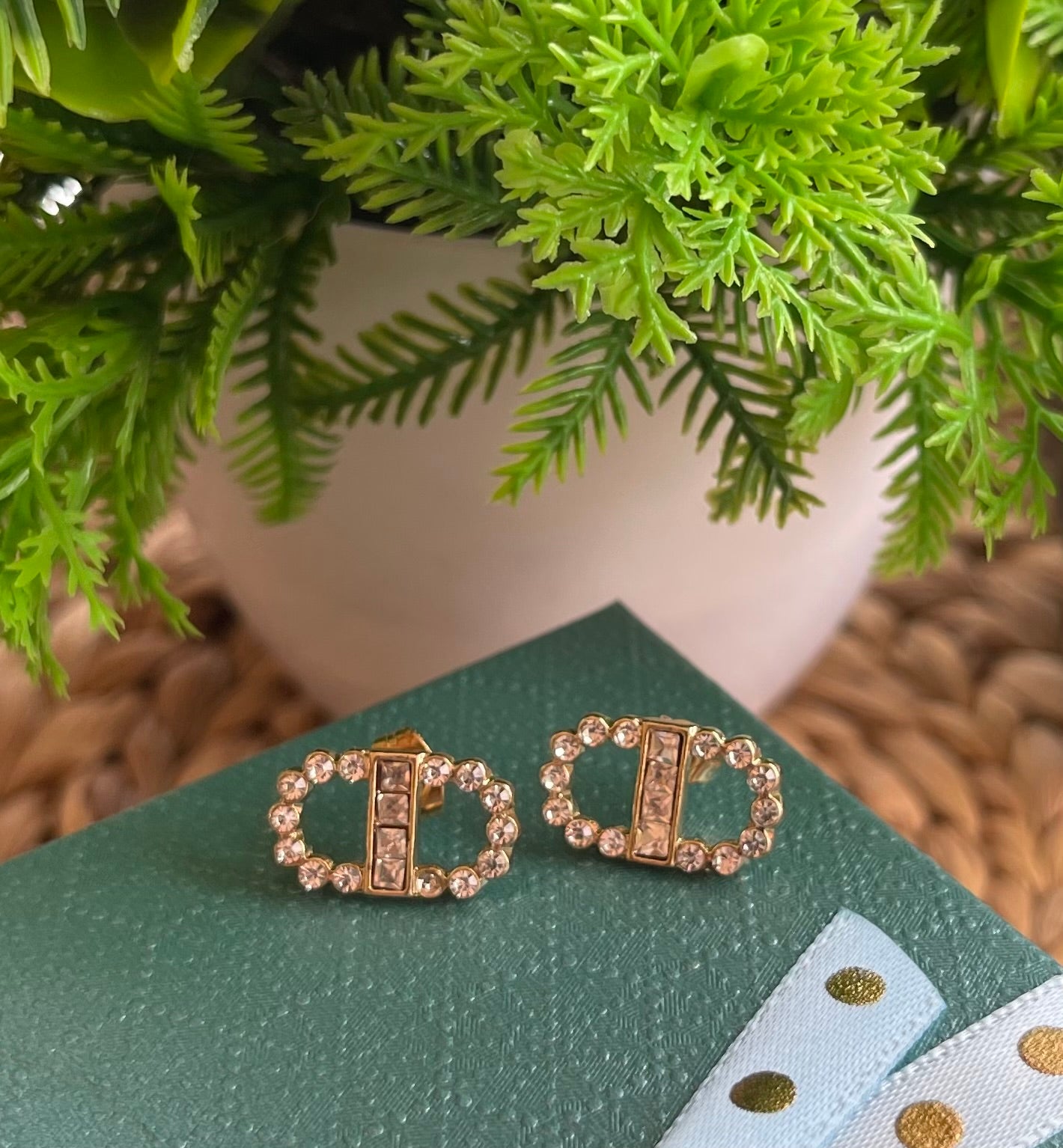 Aretes Luxury Fashion