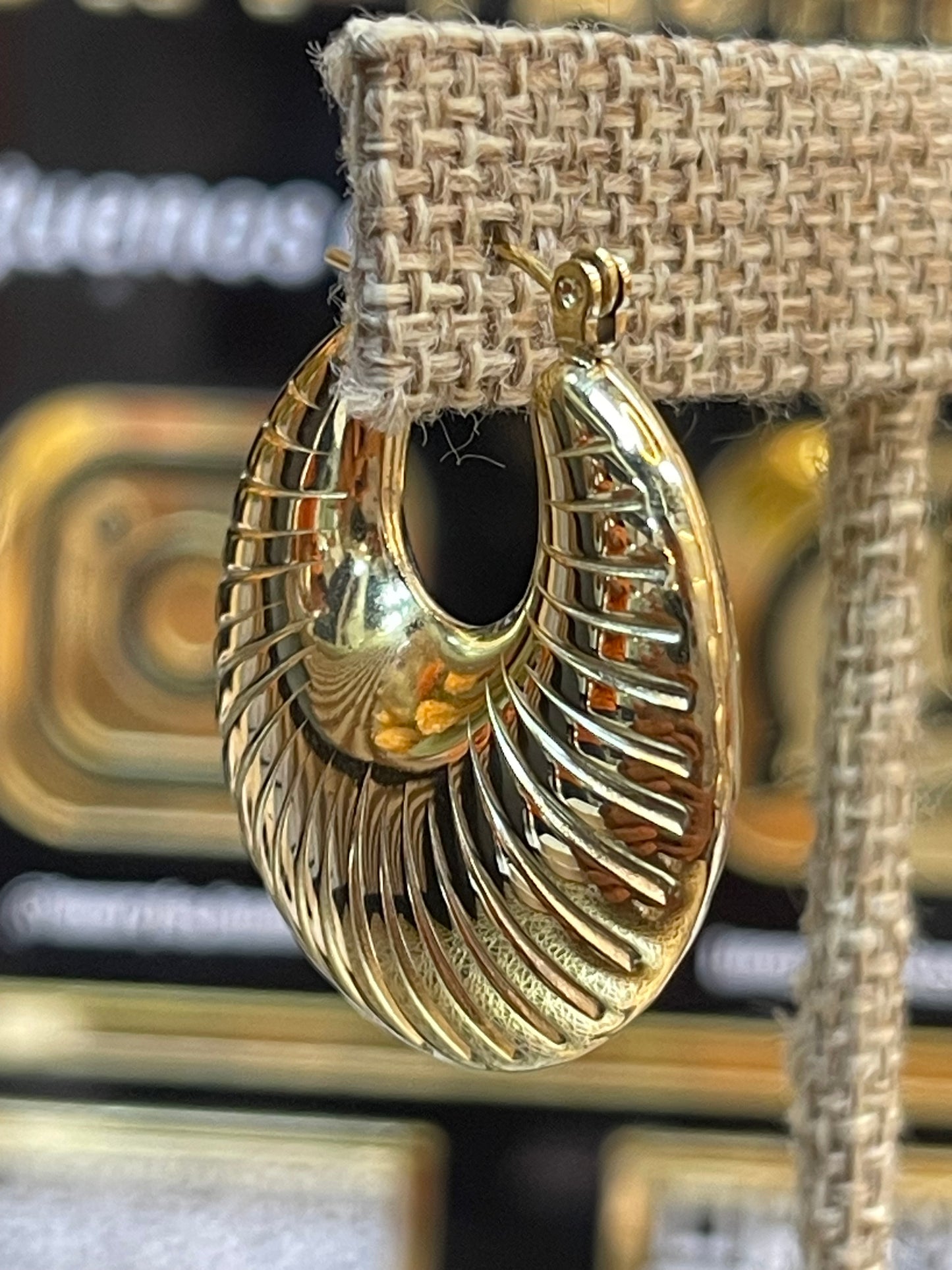 Aretes Luxury Fashion