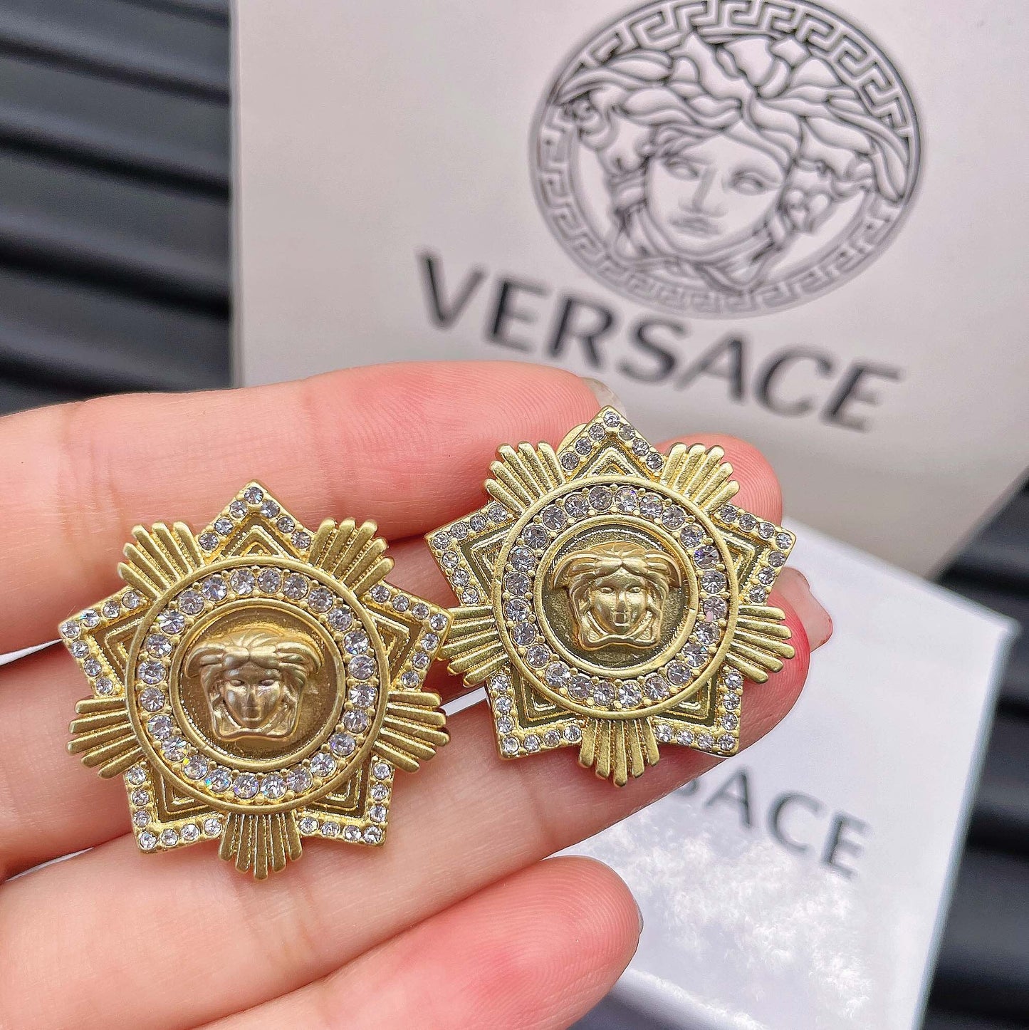 Aretes Versace