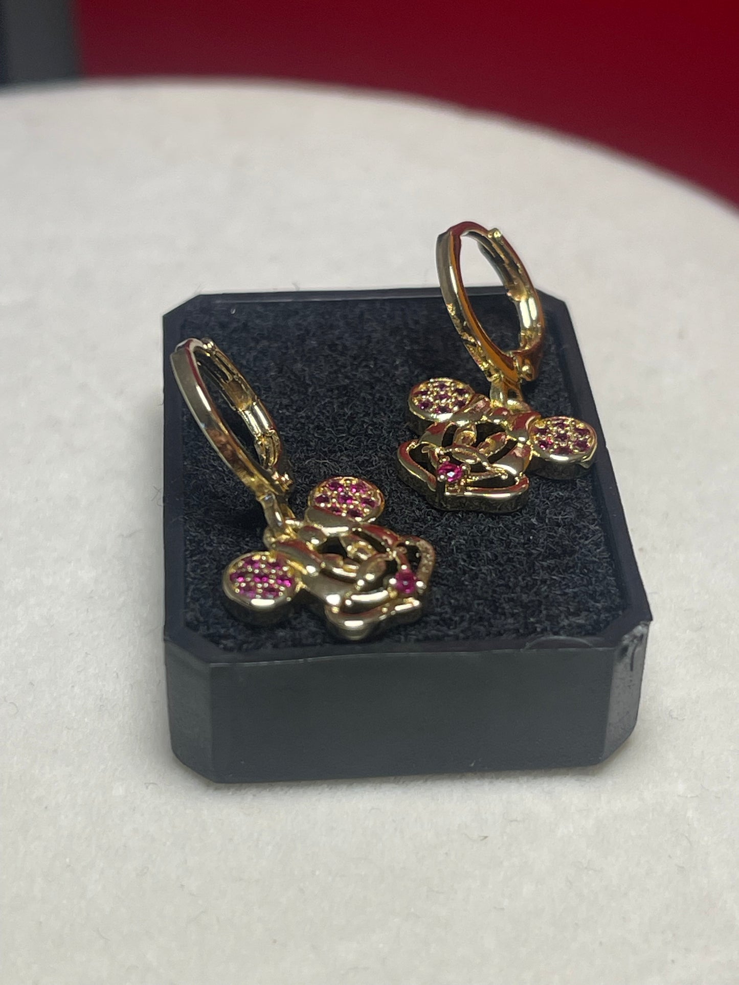 Aretes Luxury Fashion