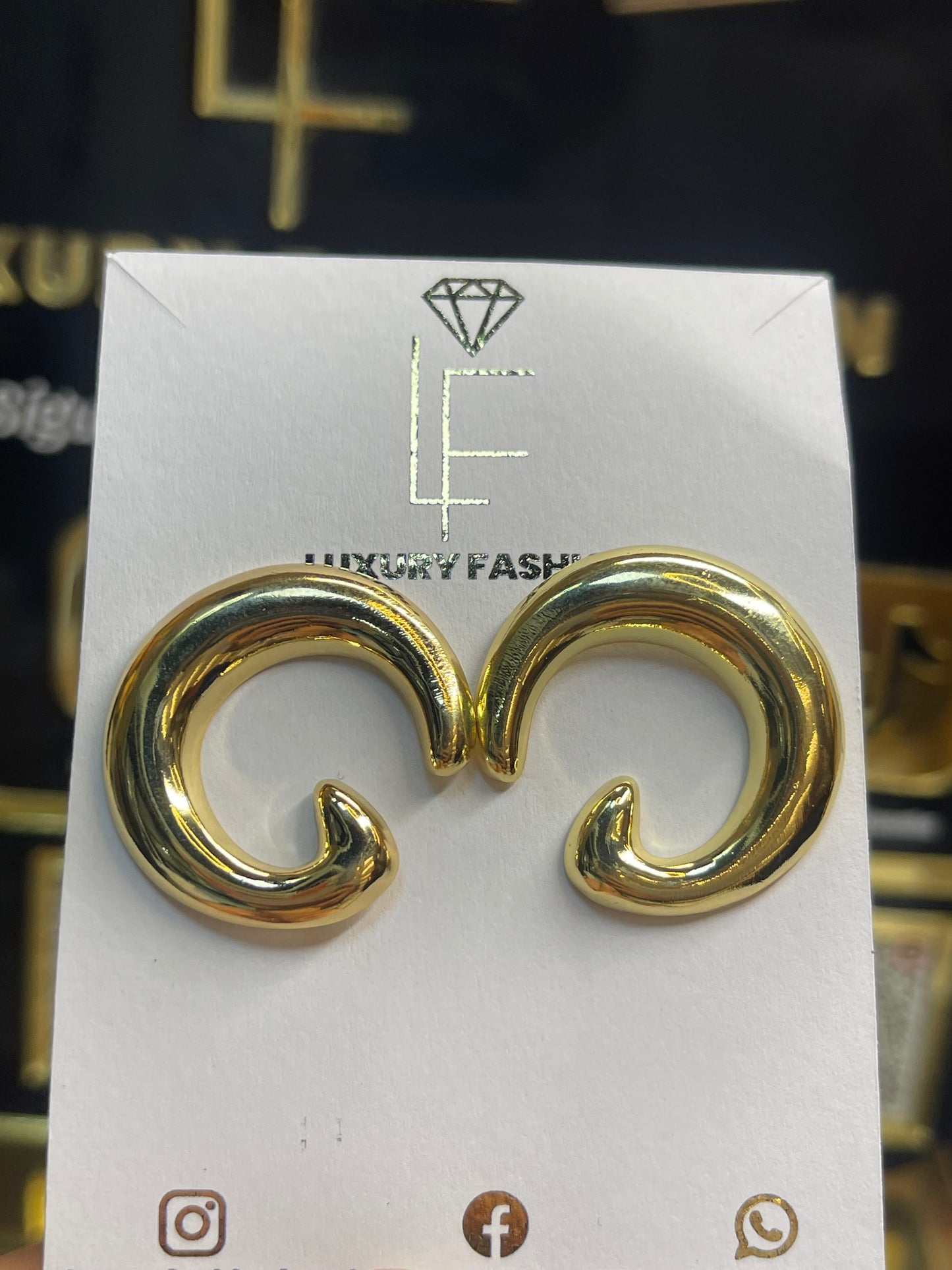 Aretes Luxury Fashion