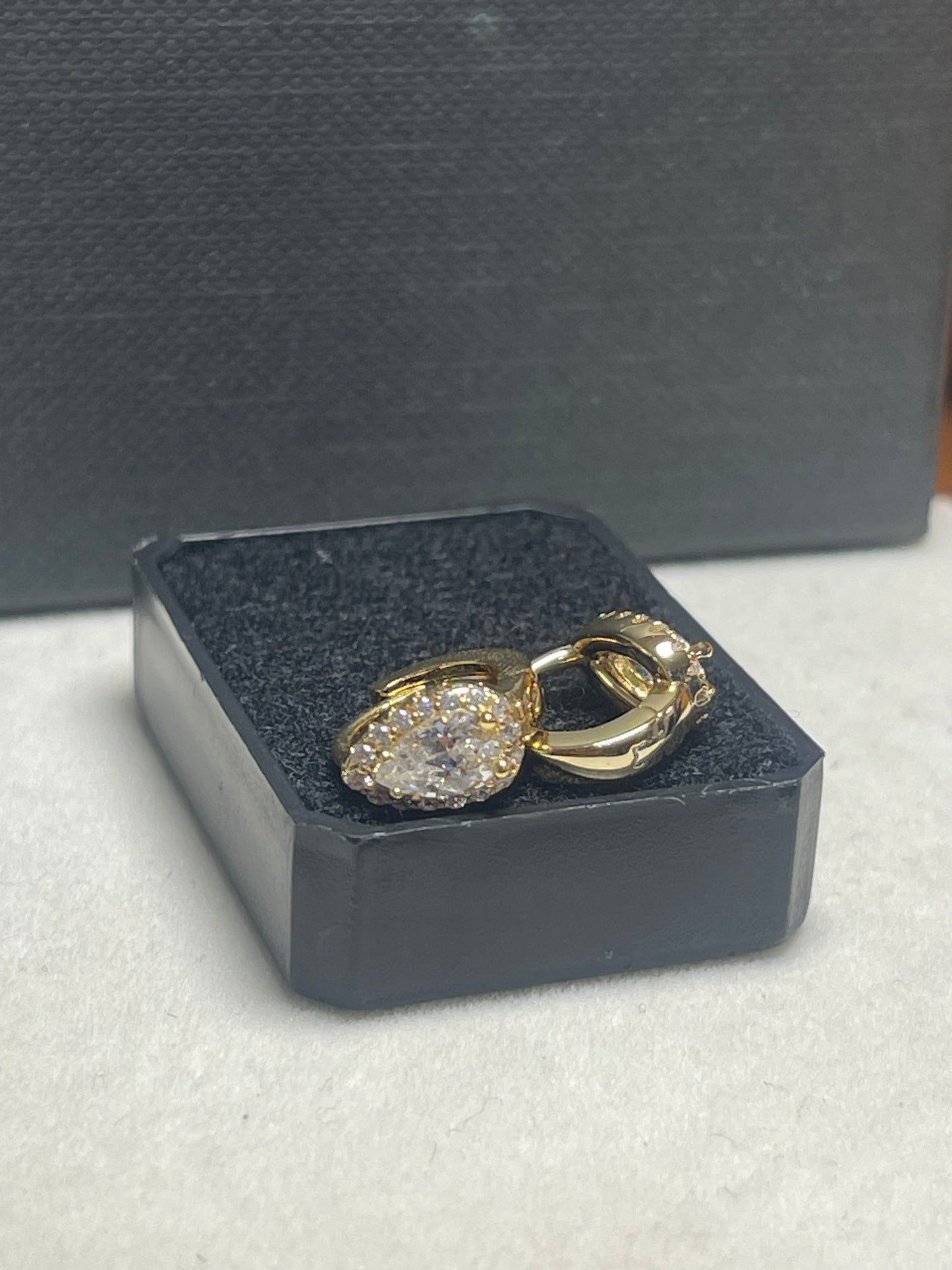 Aretes Luxury Fashion