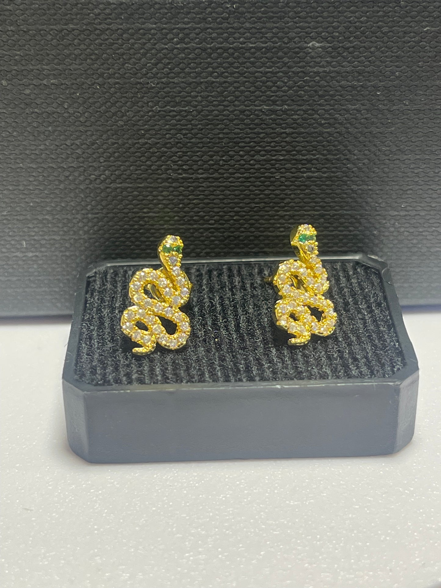 Aretes Luxury Fashion
