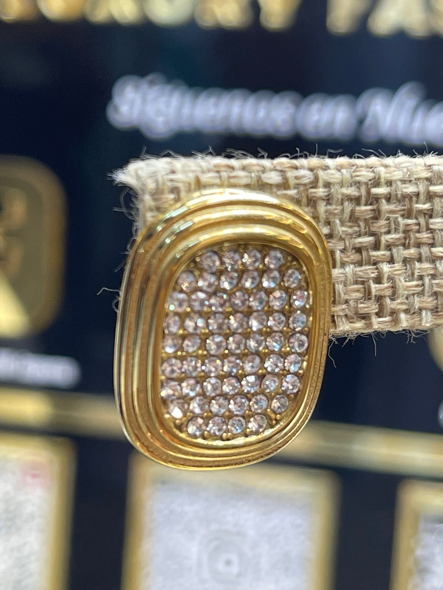 Aretes Luxury Fashion