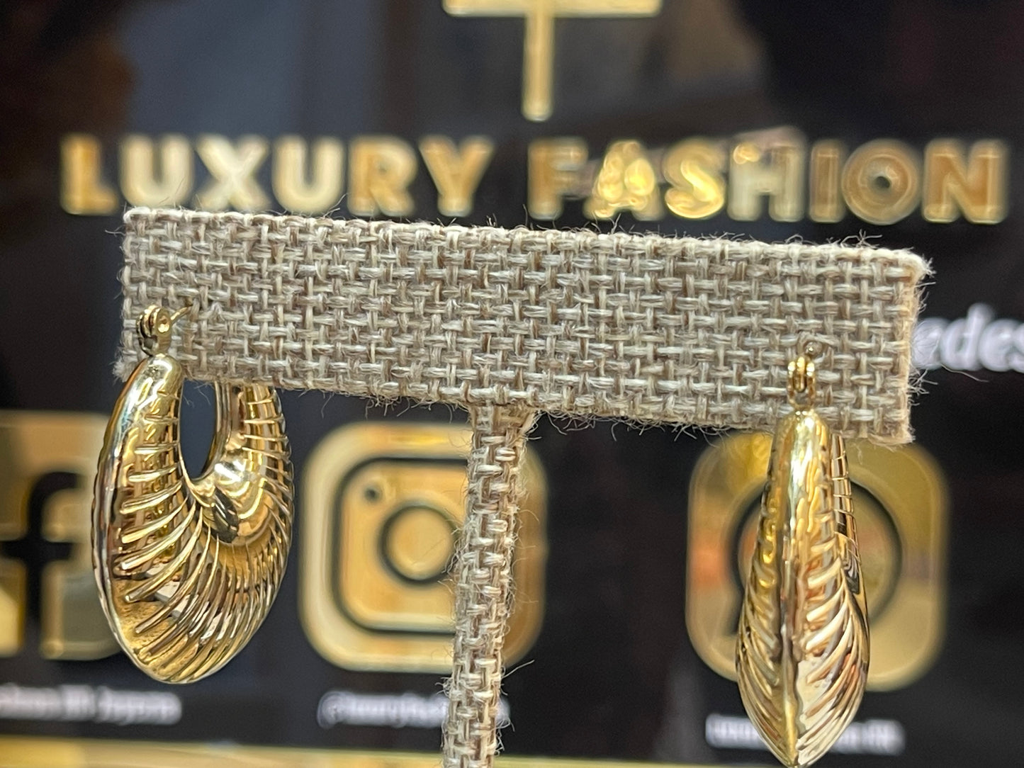 Aretes Luxury Fashion