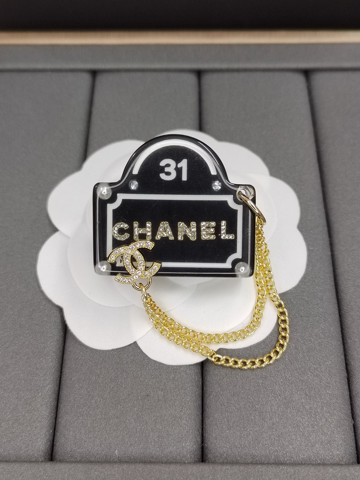 Broche Chanel