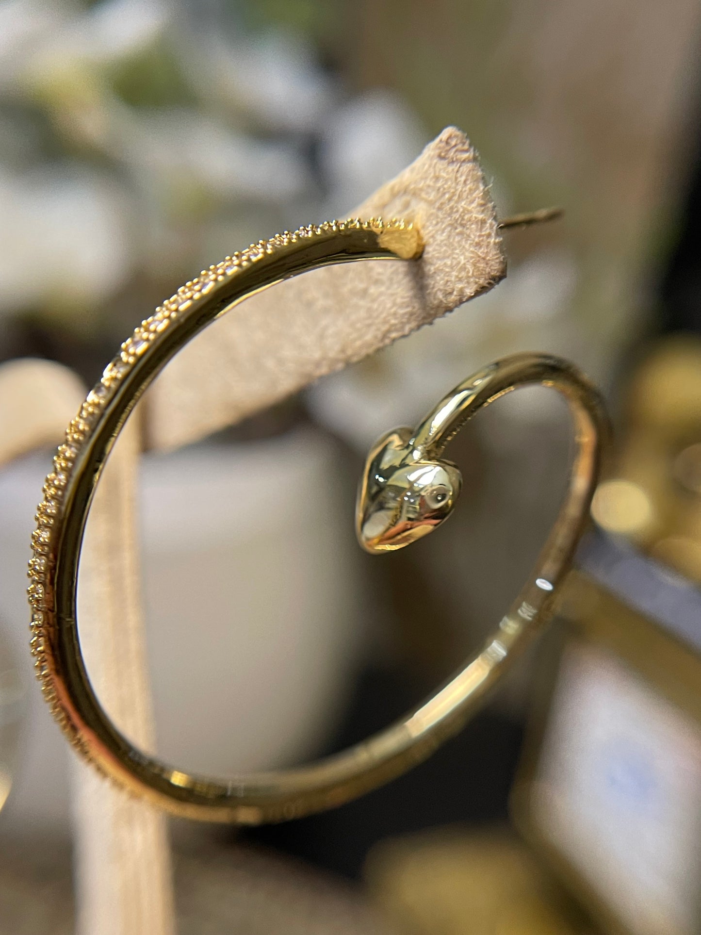 Aretes Luxury Fashion